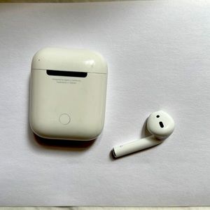 right airpod second generation with charging case